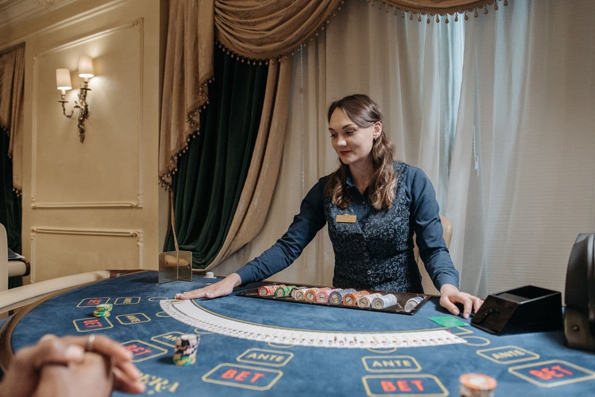 Dealer ved et blackjack-bord