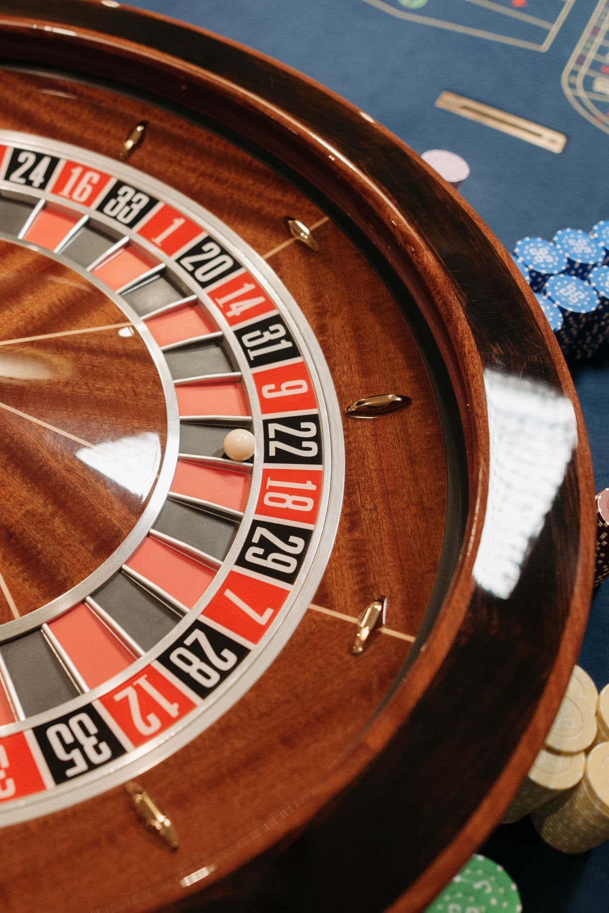 Roulettehjul og jetoner på et casinobord